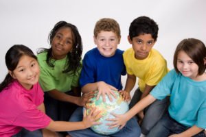 Enfants posant leurs mains sur un globe terrestre, illustration LMA Sud PACA